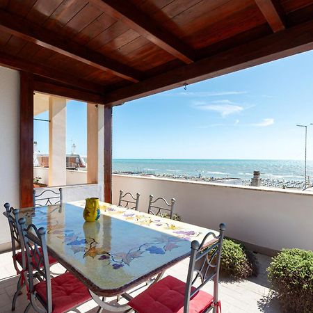 Ferienwohnung Ostia Attico Fronte Mare Exterior foto
