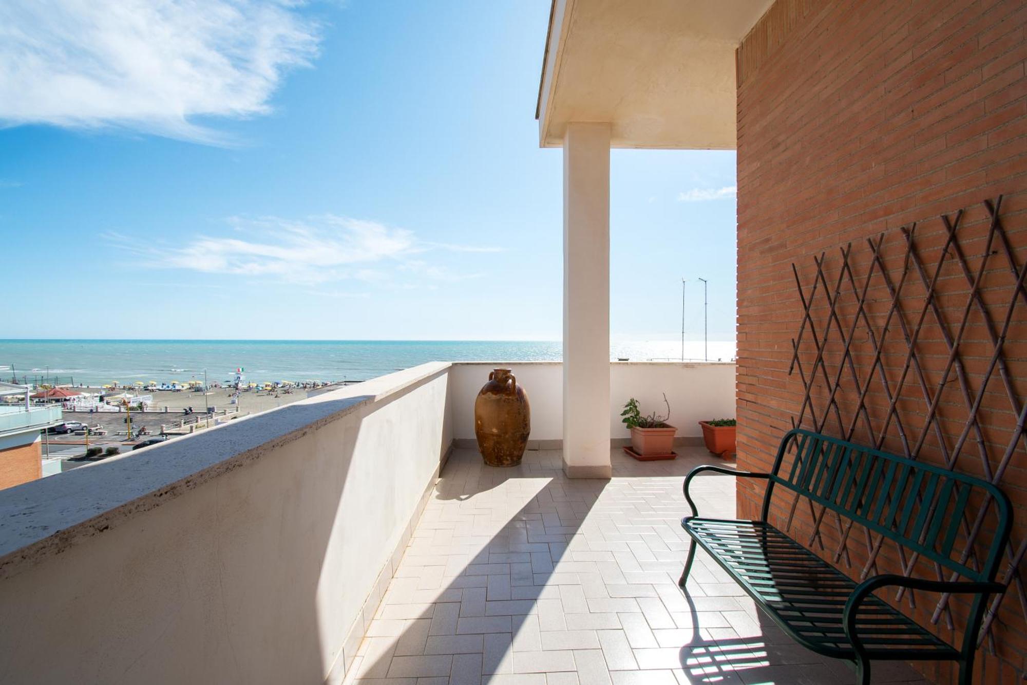 Ferienwohnung Ostia Attico Fronte Mare Exterior foto