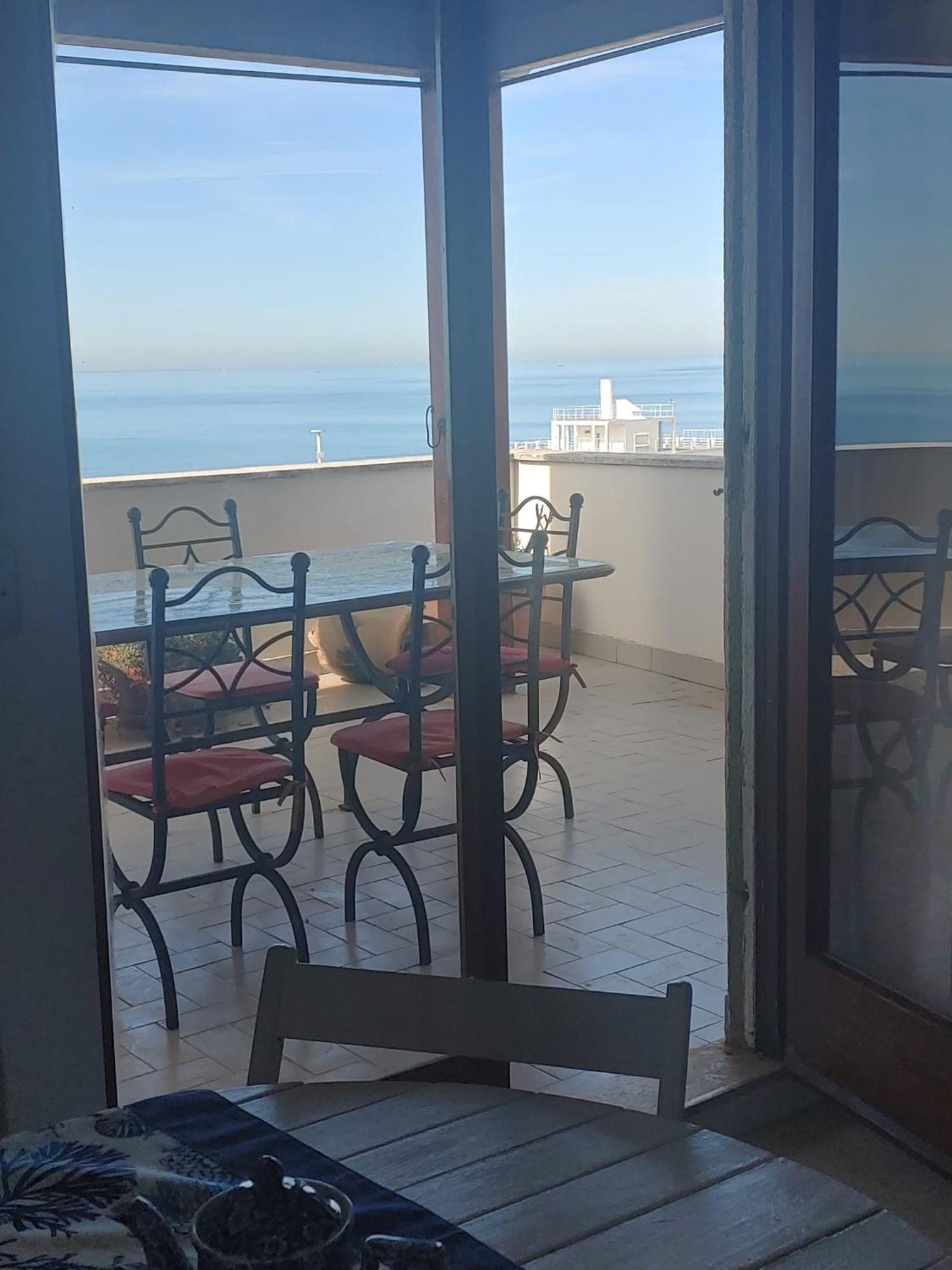 Ferienwohnung Ostia Attico Fronte Mare Exterior foto