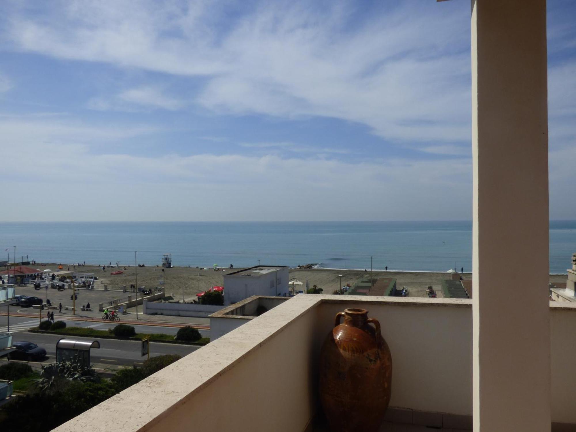 Ferienwohnung Ostia Attico Fronte Mare Exterior foto