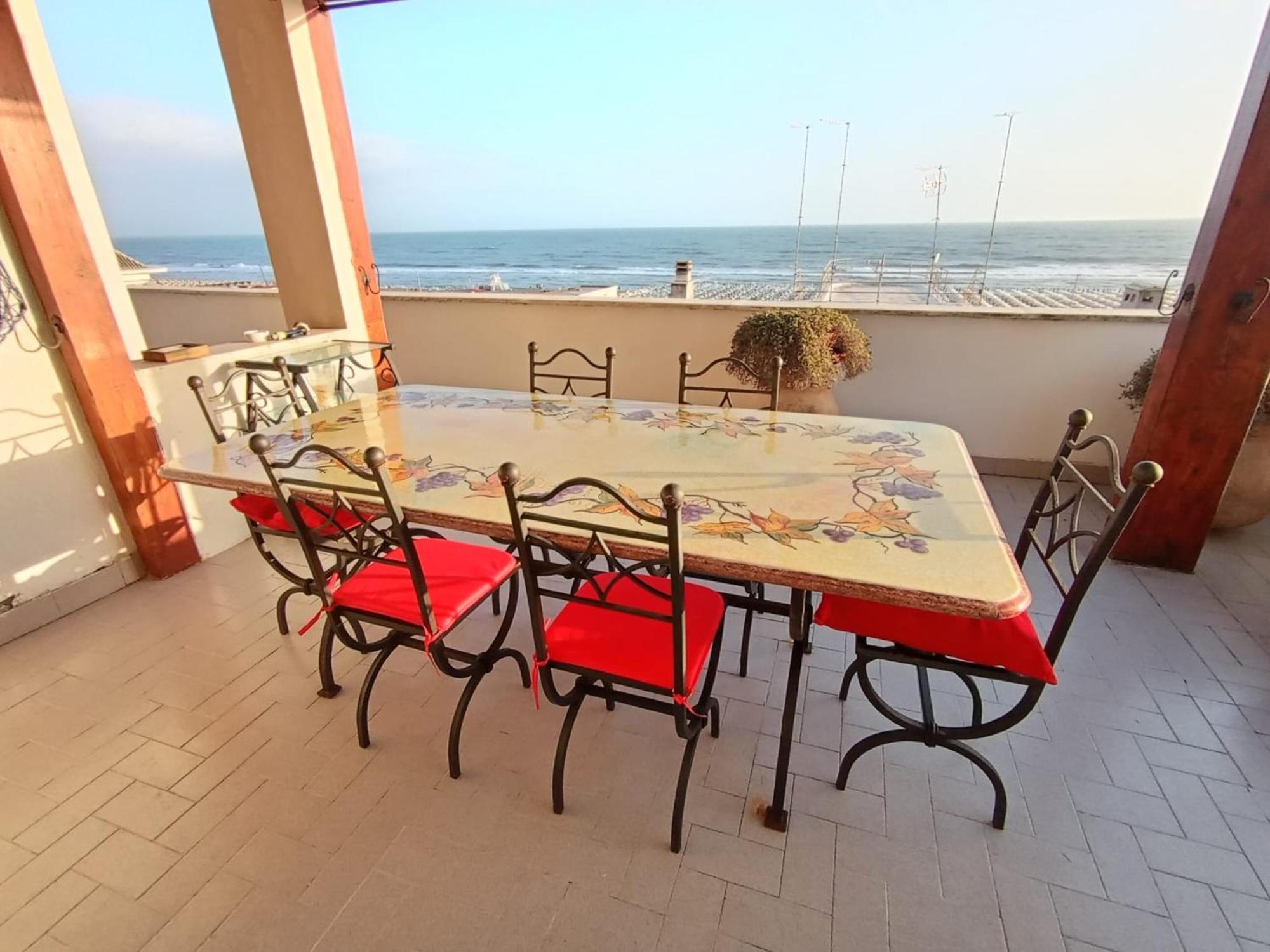 Ferienwohnung Ostia Attico Fronte Mare Exterior foto